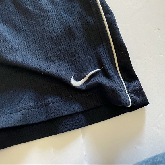 Nike basketball Dri fit shorts size medium - Picture 2 of 4